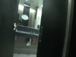 MILF suce dans les toilettes du centre commercial
